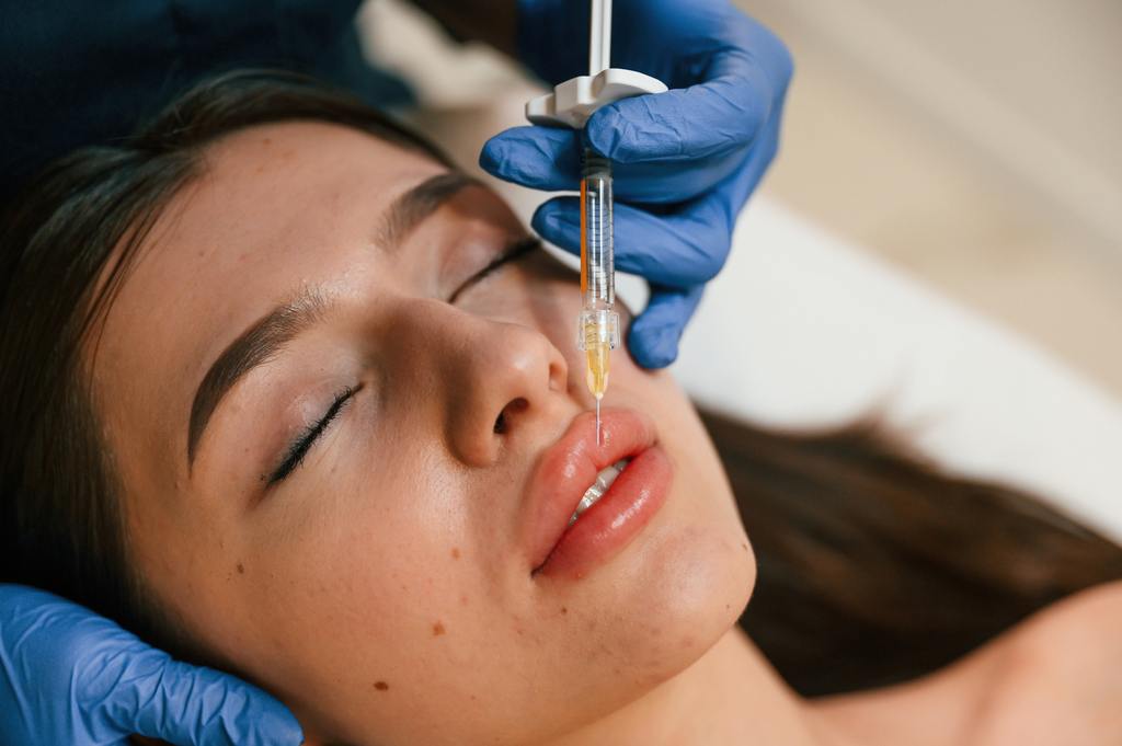 Injector practicing advanced dermal filler techniques during hands-on training at AURSPA in Middleburg, FL – focused on precision, contouring, and safe aesthetic enhancements.